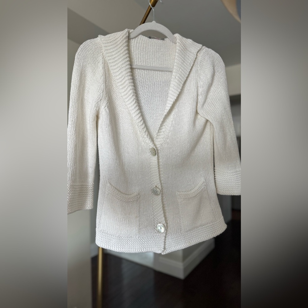 Chic White Knit Cardigan with Oyster Shell Buttons